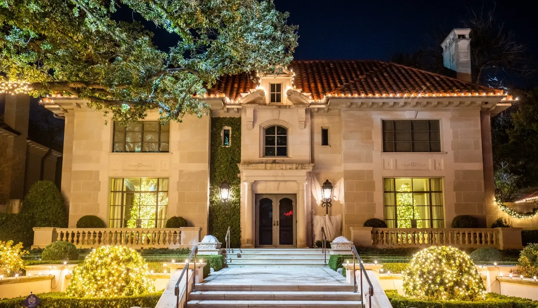 Estate Front Entry Greenery holiday lighting project in the Corpus Christi area
