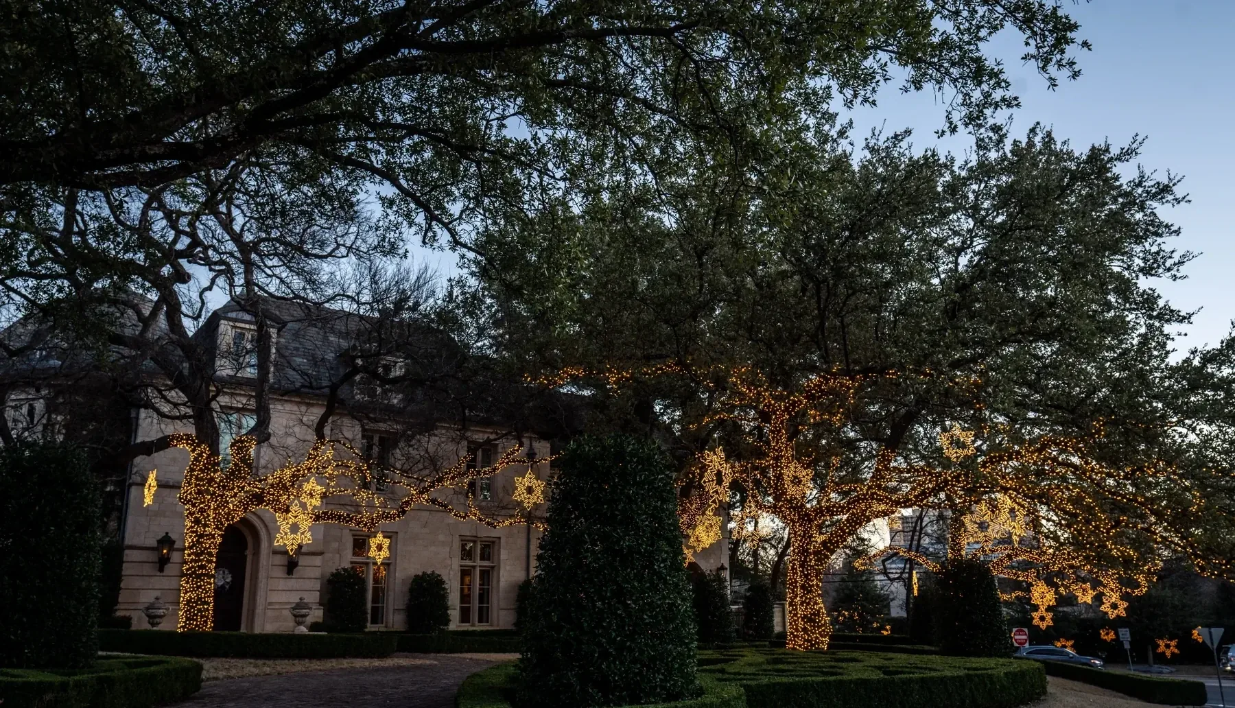 Estate Hero holiday lighting project in the Corpus Christi area
