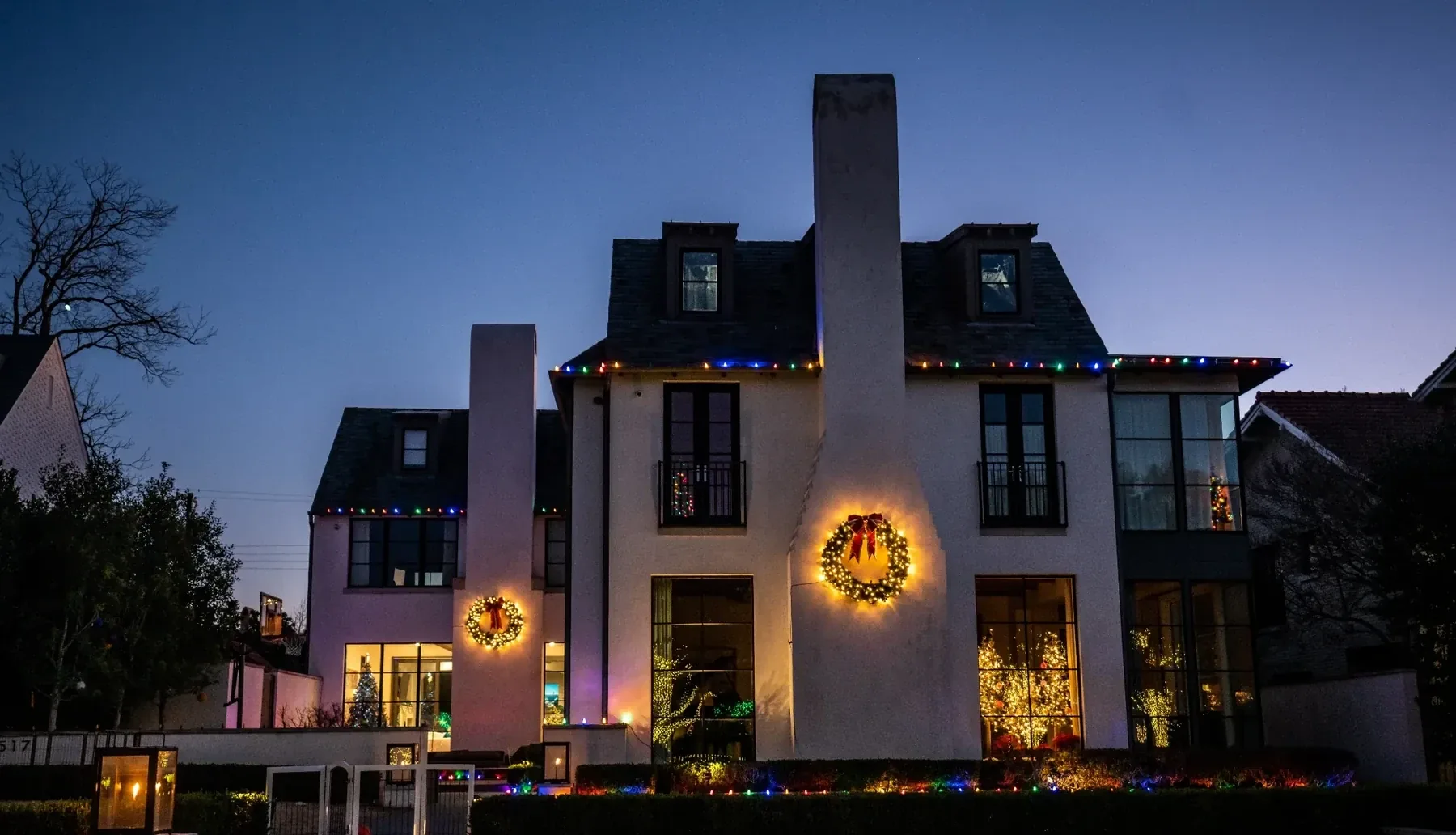 Multicolor Estate Wreath & Roofline Lighting in the Corpus Christi area