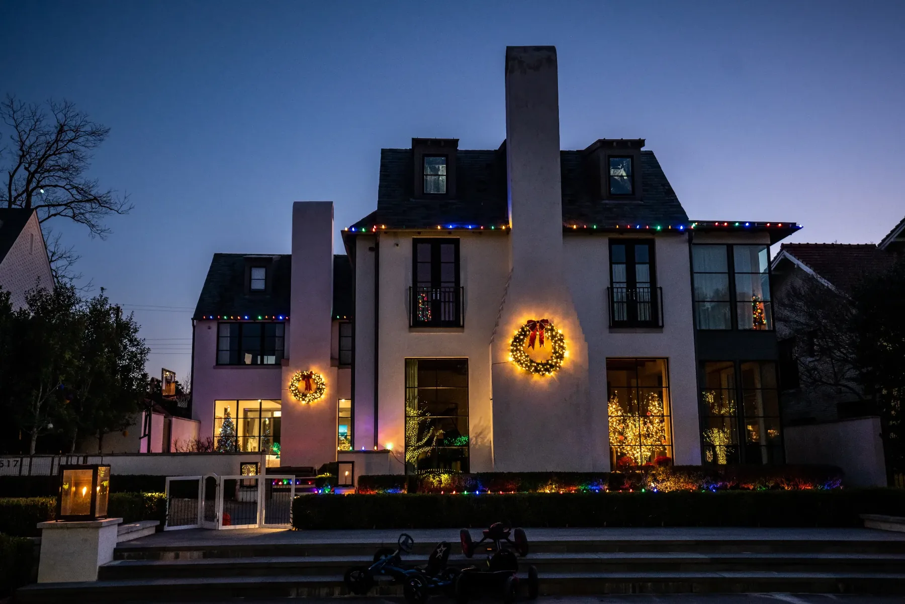 Multicolor estate & wreath lighting in the Corpus Christi area