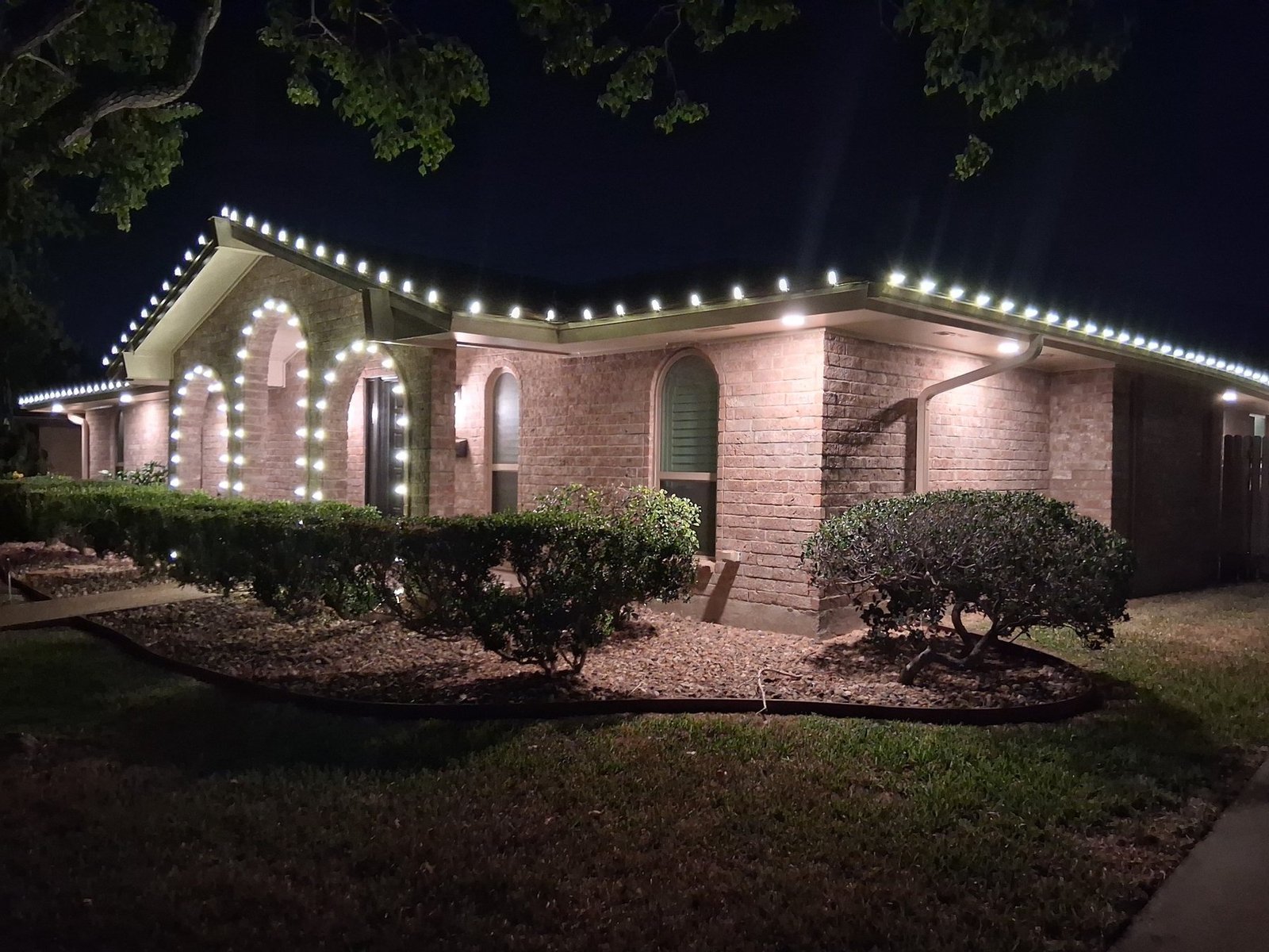 Warm White Architectural Lighting — Brick Home holiday lighting project in the Corpus Christi area