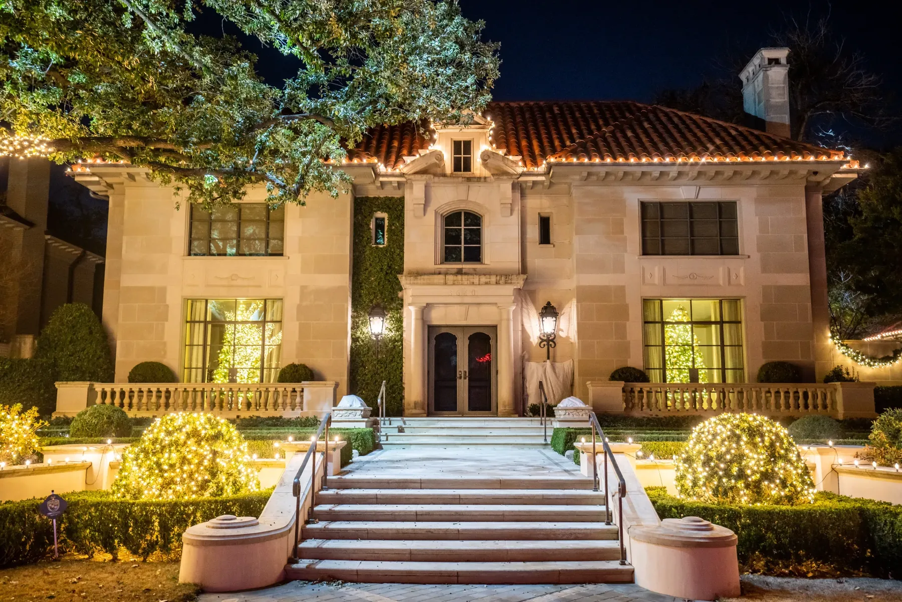 Formal estate entry lighting in the Corpus Christi area
